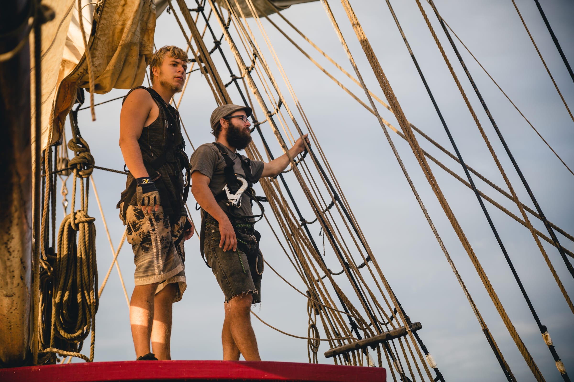 Twee bemanningsleden op het bovenste platform van de mast