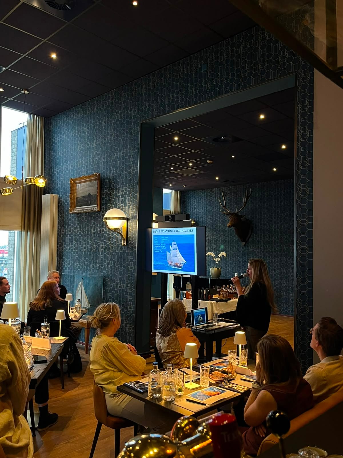 Presentatie van een rum tasting op locatie in een restaurant