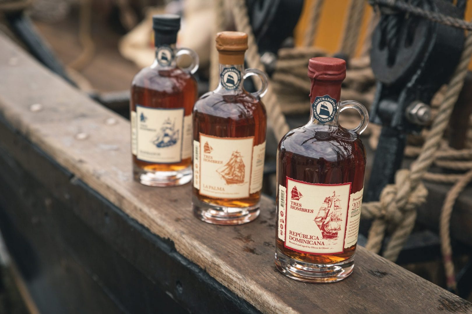 Drie flessen rum op de reling van het schip