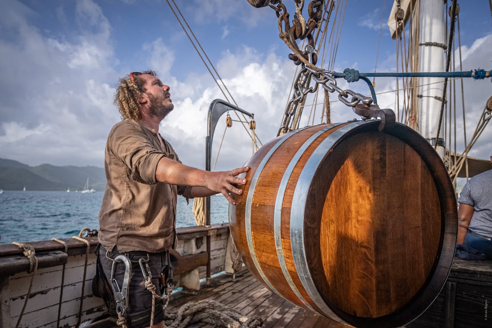 Bemanning begeleidt een gehesen rumvat aan boord van Tres Hombres
