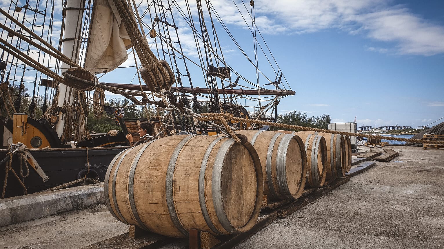 Rumvaten op de kade naast het schip
