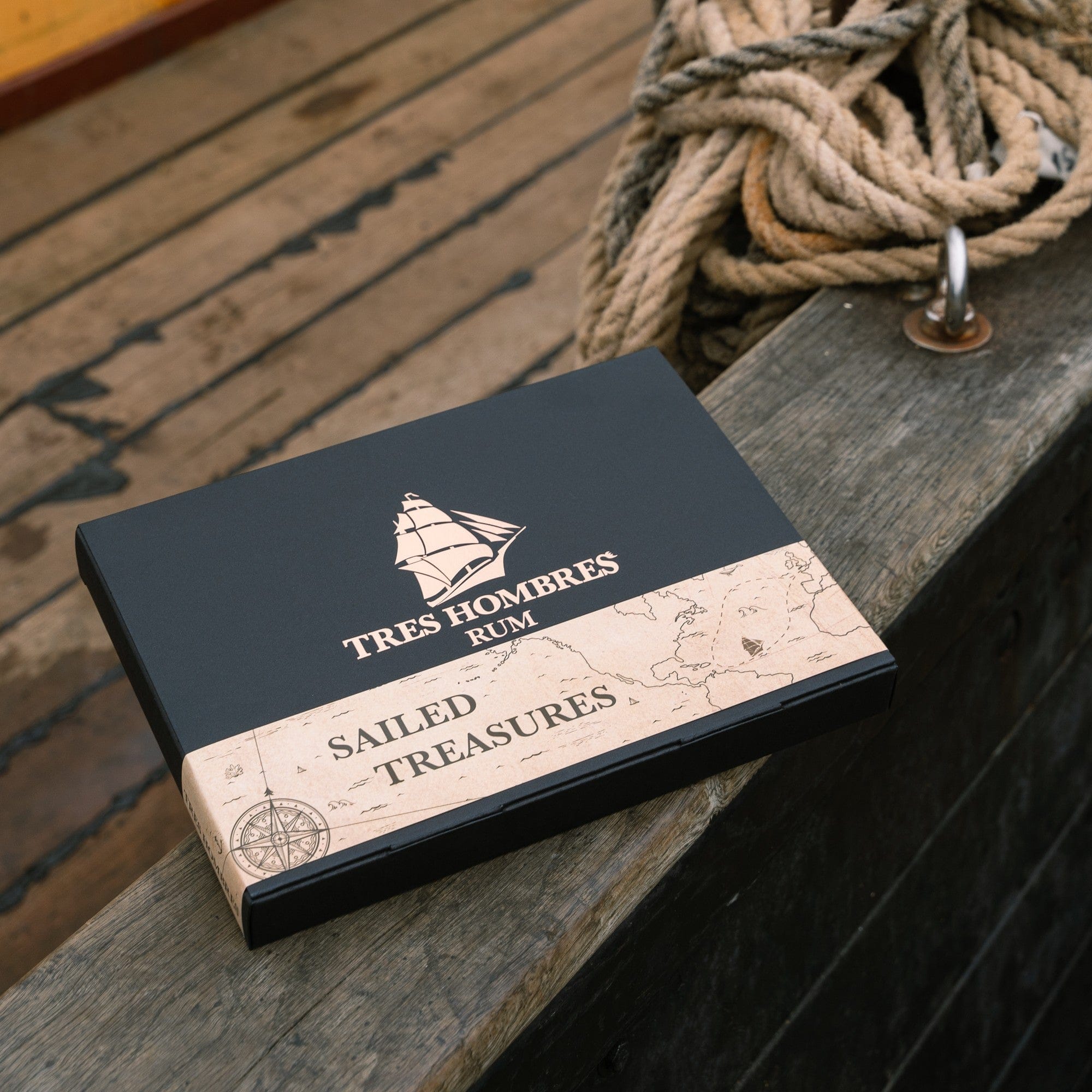 Geschenkdoos Sailed Treasures met zeekaartprint op de reling