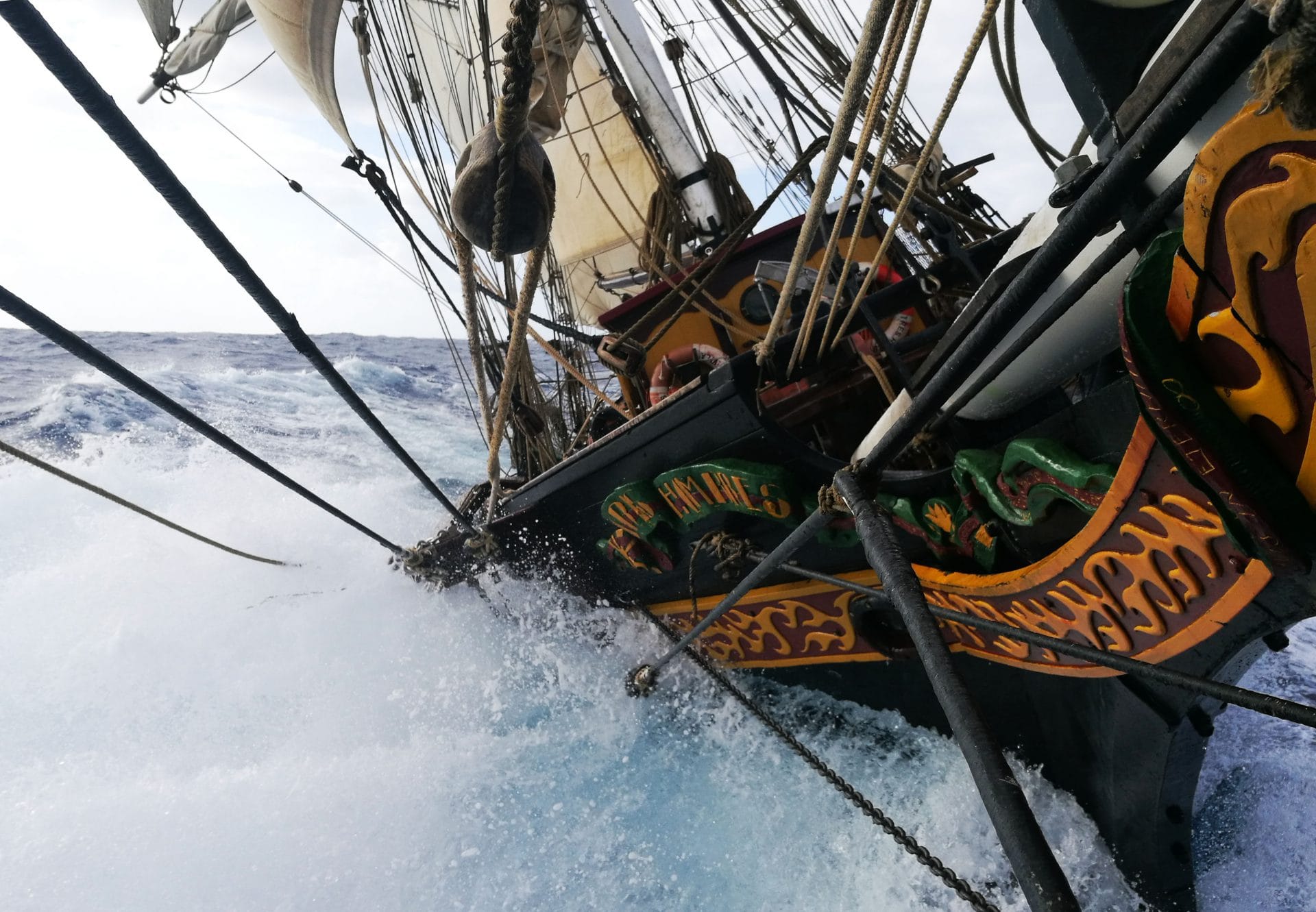 De boeg van de Tres Hombres met houtsnijwerk, in de golven