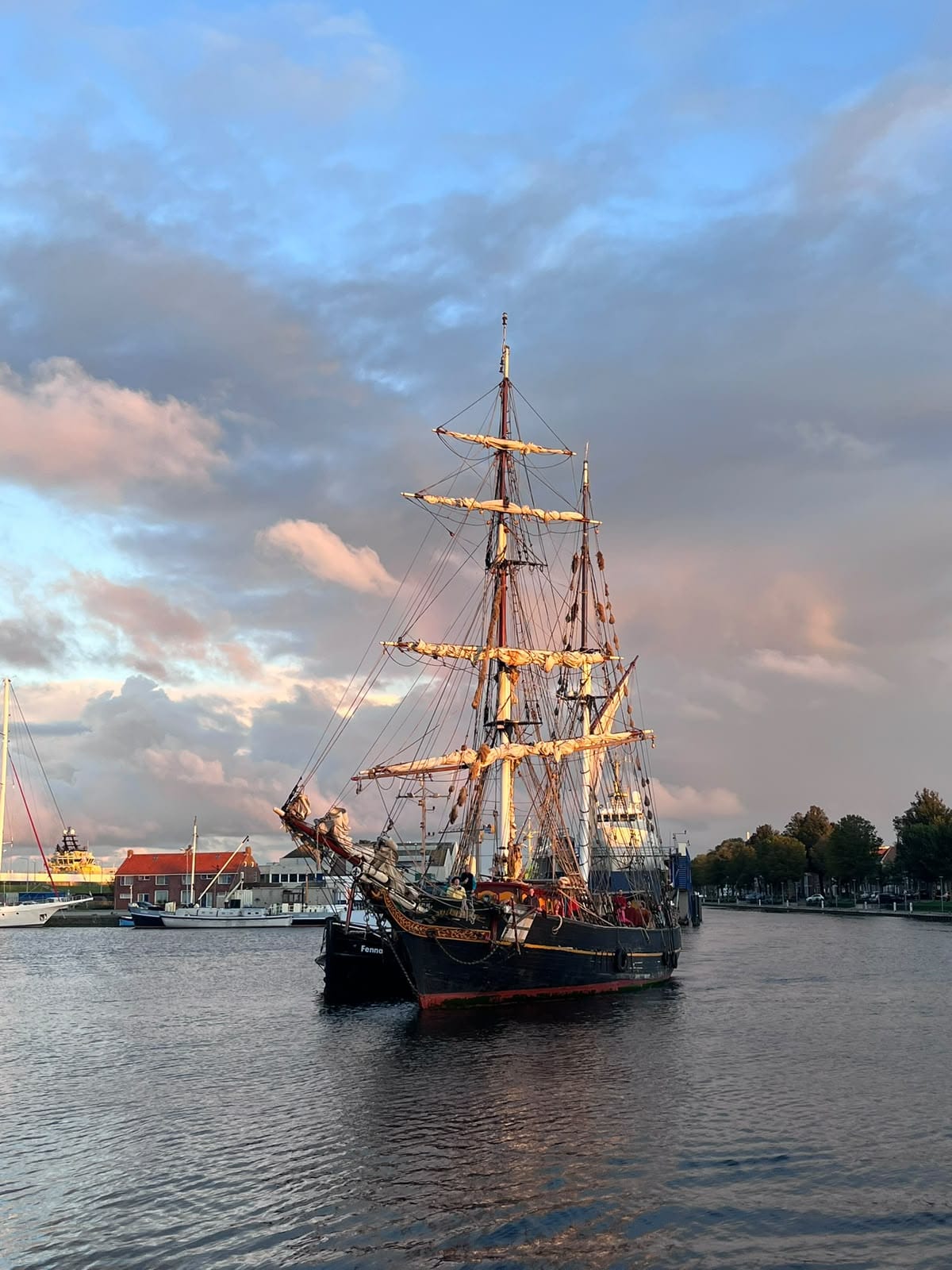 Tres Hombres in de haven van Den Helder bij zonsondergang