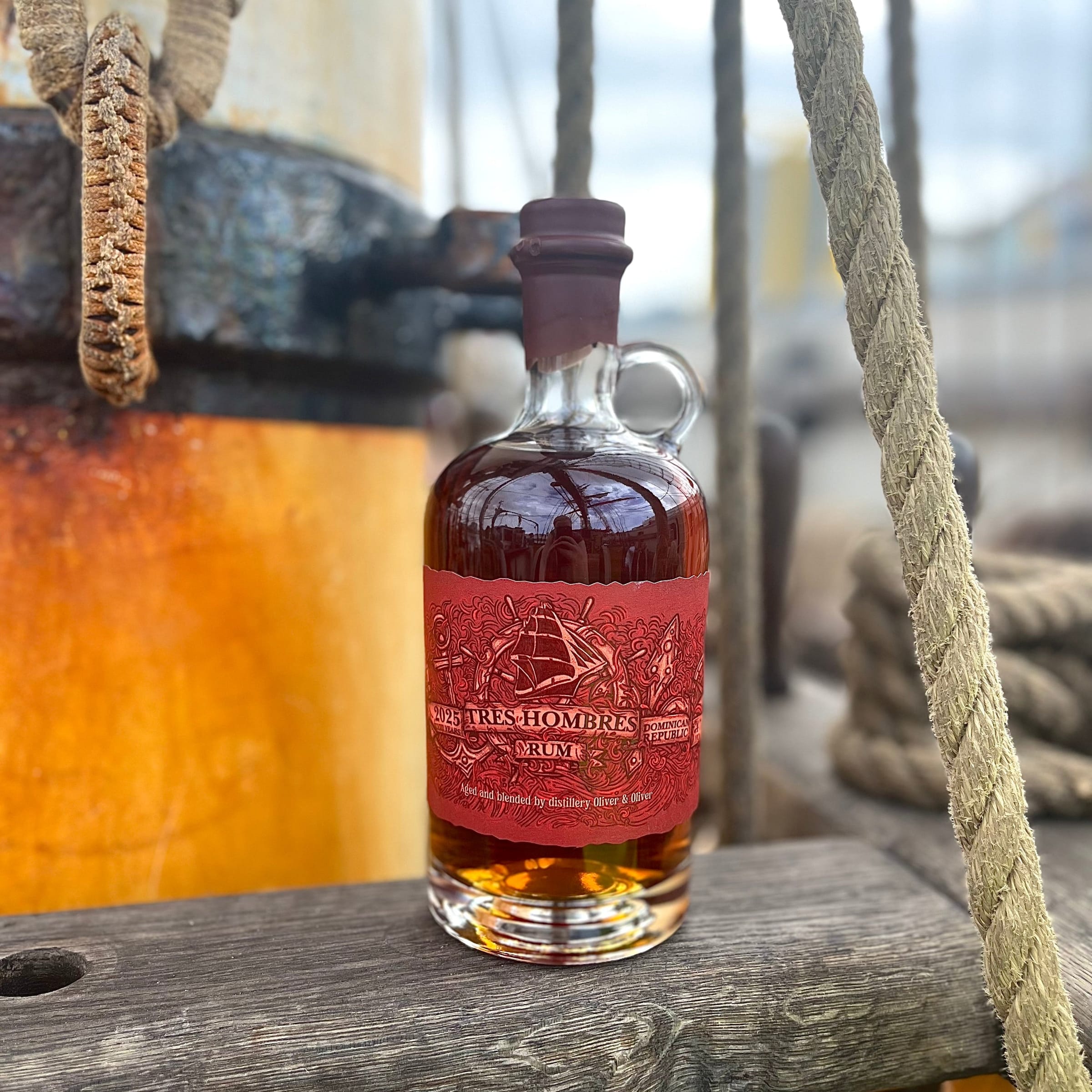 Een fles Tres Hombres Rum aan dek